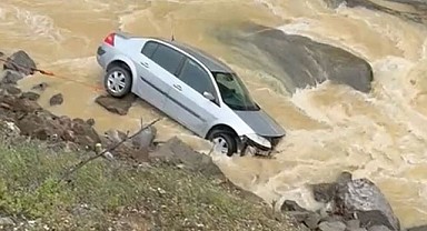 Kontrolden çıkan araç dereye uçtu