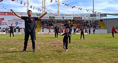 Kumluca'da 19 Mayıs gösterisinde 3 yaşındaki Ardenalp’in zeybek oyunu ilgi odağı oldu