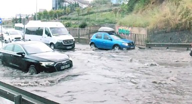 Kuvvetli Yağış Hayatı Felç Etti