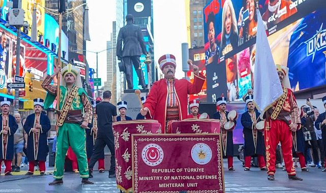 Mehteran Birliği, New York Times Meydanı'nda Türk Günü Yürüyüşü kapsamında performans sergiledi