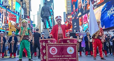 Mehteran Birliği, New York Times Meydanı'nda Türk Günü Yürüyüşü kapsamında performans sergiledi