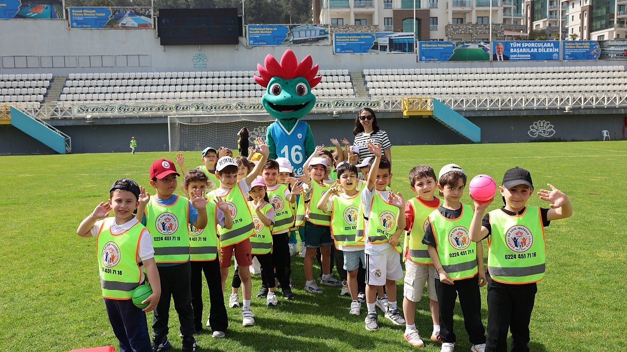 SPOR ŞENLİKLERİ’NDE SIRA MİNİK ÖĞRENCİLERİN