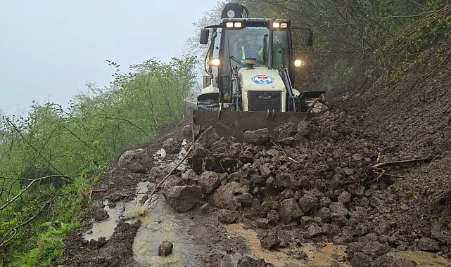 Trabzon'da heyelan sonrası 4 yol açıldı
