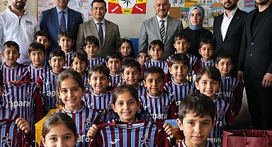 Trabzonspor sevgisi Patnoslu öğrencilere forma hediyesi getirdi