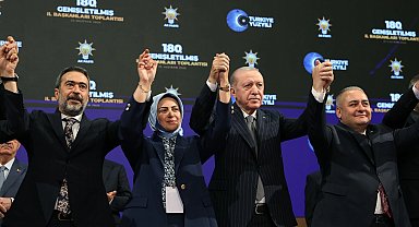 AK Parti'ye üç belediye başkanı daha katıldı... Rozetleri Erdoğan taktı