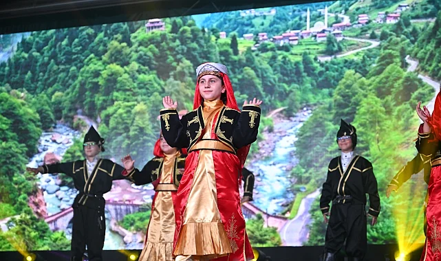 Anadolu'nun renkleri Manisa'da sahneye taşındı