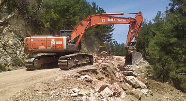 Antalya 'da Büyükşehir ekiplerinden yol mesaisi