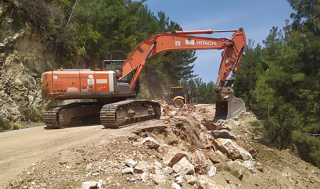 Antalya 'da Büyükşehir ekiplerinden yol mesaisi