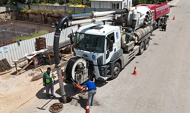 Antalya'da kanalizasyon hattı temizliği sürüyor