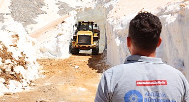 Antalya'da yayla yollarında karla mücadele sürüyor