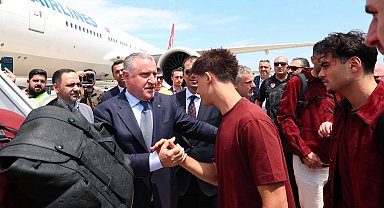 Bakan Bak millileri uğurladı