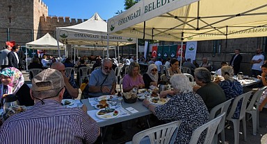 BAŞKAN ERKAN AYDIN ALACAHIRKA’DA SAHADA VATANDAŞLA BULUŞTU