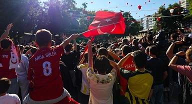 Binlerce Bursalı Milli Maç Heyecanını Meydanlarda Birlikte Yaşadı