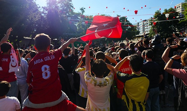 Binlerce Bursalı Milli Maç Heyecanını Meydanlarda Birlikte Yaşadı