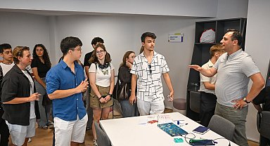 Bornovalı öğrenciler Gençlik Merkezi'nde Başkan Eşki ile buluştu