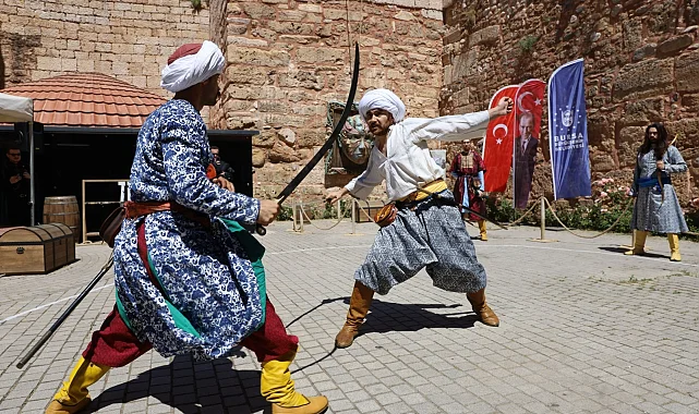 Bursa Zindankapı'da Türk kılıçları çekildi