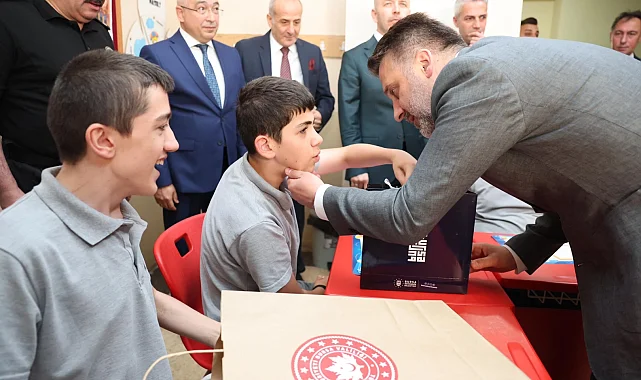 Bursa'da Başkan Vekili Biba öğrencilerin karne heyecanına ortak oldu