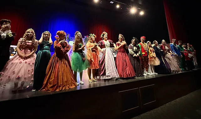 Çayırovalı genç tiyatrocuların performansı büyük alkış aldı
