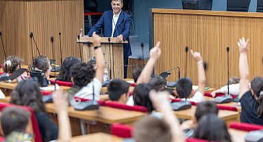 Çocuklar İzmir'in yönetiminde söz sahibi