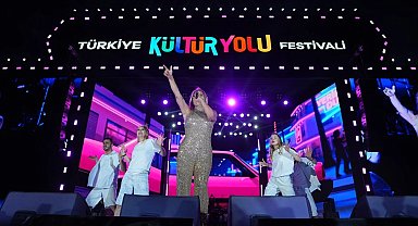 Demet Akalın, coşkuyu Bursa'da zirveye taşıdı