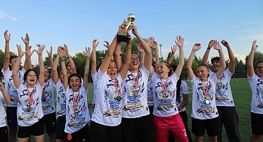 Eskişehir Büyükşehir spor kulübü kupayı kaldırdı