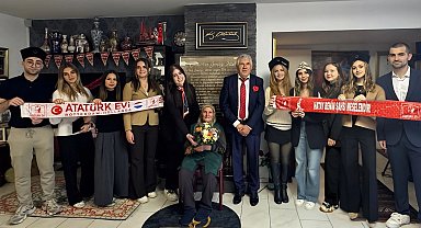 Hayırsever iş insanı Yılmaz Ünlü'den Zehra anneye anlamlı ziyaret