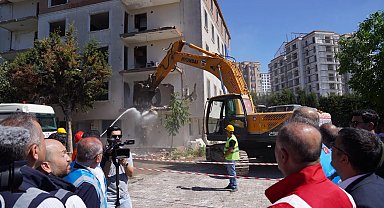 İstanbul Beylikdüzü'nde riskli site yıkıldı! İBB'den 'dönüşüm' mesajı
