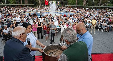 İzmir Bornova'da 3500 kişilik aşure sofrası kuruldu