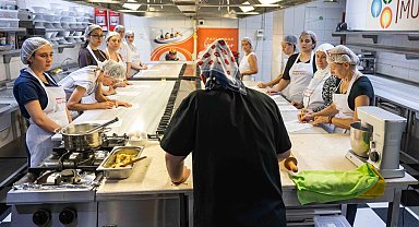 İzmir Bornova'da Mutfak Atölyeleri renkli tariflerle sürüyor
