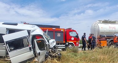 Keşan-Gelibolu yolunda kaza... Tıra çarpan minibüste 16 kişi yaralandı