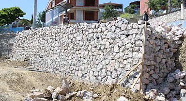 Kocaeli İzmit'te taş duvar yenileme çalışması
