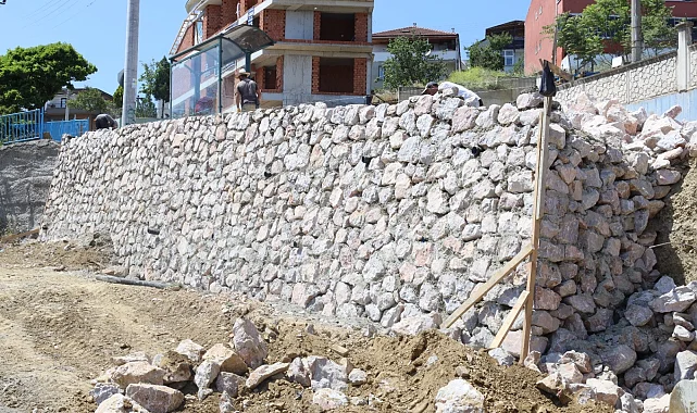 Kocaeli İzmit'te taş duvar yenileme çalışması