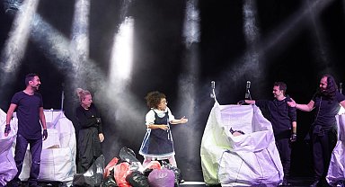 Kocaeli Şehir Tiyatroları sezon perdesini kapattı