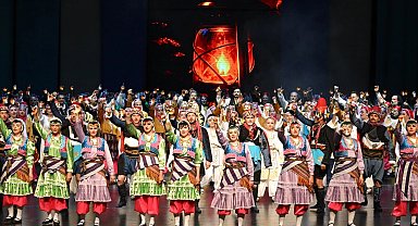 Maarif Halk Dansları Topluluğu gönülleri fethetti