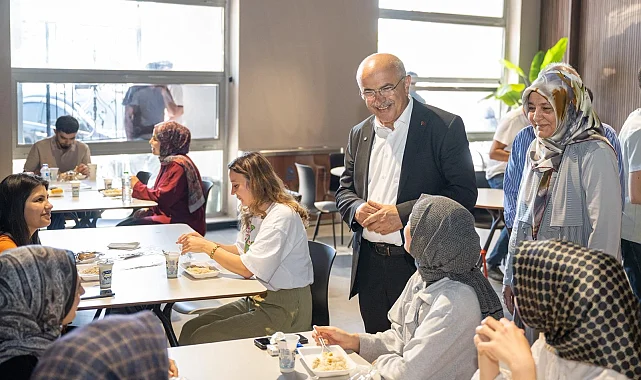 Malatya Şehir Kütüphanesi'nde öğrencilere yemek ikramı