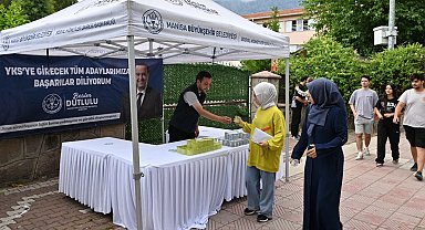 Manisa'da YKS adaylarına su ve limonata ikramı