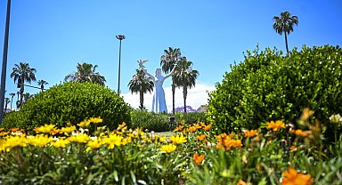 Mersin'de kent estetiğine yaz dokunuşu