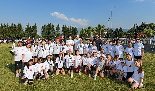Mini Voleybol Şenliği’nde 1500 Kız Çocuğu Sporun Coşkusunu Yaşadı