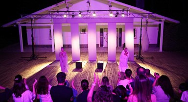Nilüfer Belediyesi’nin “Kadın Oyunları Festivali Nilüfer” Perdelerini “Şairler Mezarlığı” ile Kapattı