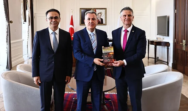 Vali Elban'a İzmir Eğitim Müfettişleri'nden 'Disiplin Soruşturması' kitabı