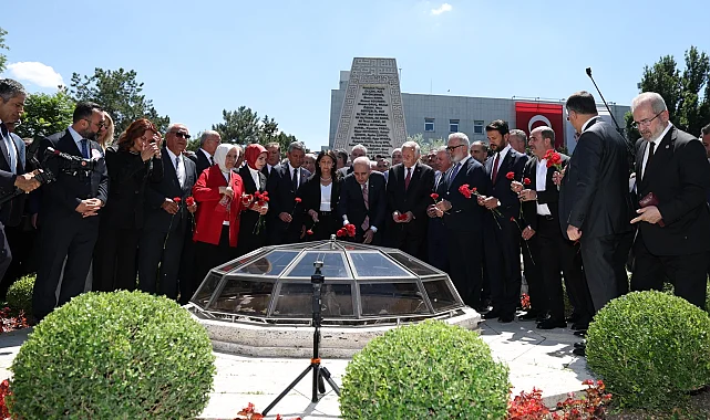 15 Temmuz'da TBMM'de ilk bombanın düştüğü alana karanfil bırakıldı
