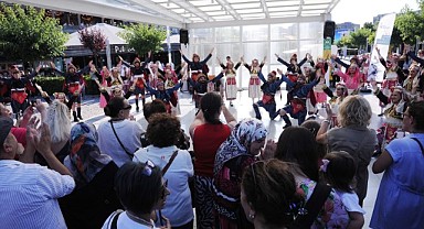 Altın Karagöz’de Bursa Sokakları Renkli Danslarla Şenlendi