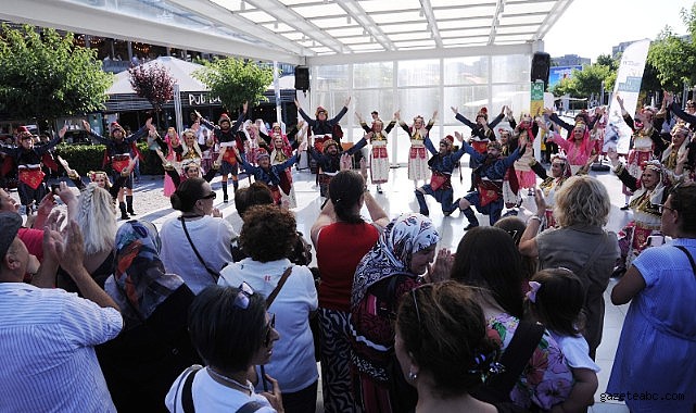 Altın Karagöz’de Bursa Sokakları Renkli Danslarla Şenlendi
