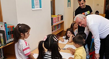 Başkan Özdemir, çocuklar ve ebeveynleri ile kütüphanede buluştu