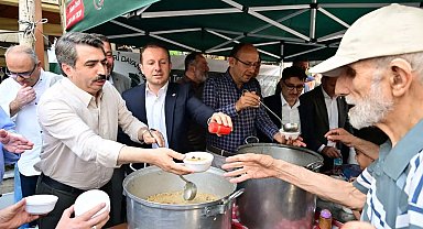 Bursa Yıldırım'da Dr. Sadık Ahmet ve Şehit Mustafa Canbaz anısına aşure ikramı