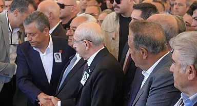 Cenazede Dikkat Çeken Buluşma