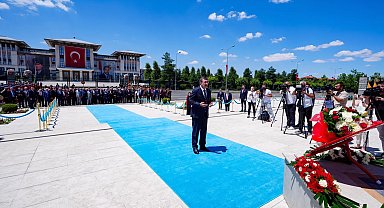 Cevdet Yılmaz'dan 15 Temmuz Demokrasi ve Milli Birlik Anıtı'na ziyaret