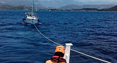 Dalaman açıklarında sürüklenen tekne kurtarıldı