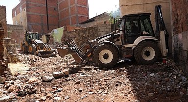 Diyarbakır Muradiye'de metruk binalar yıkılıyor