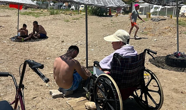 İzmir Narlıdere'de özel gereksinimli bireyler denizle buluştu